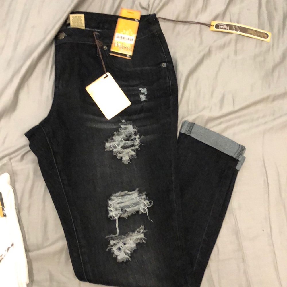 Hybrid & Company jeans.